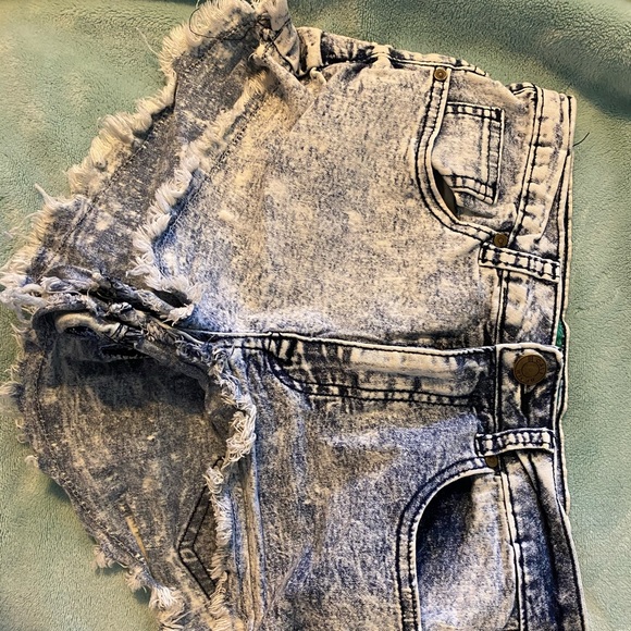 Forever 21 washed out jean shorts - Picture 2 of 3